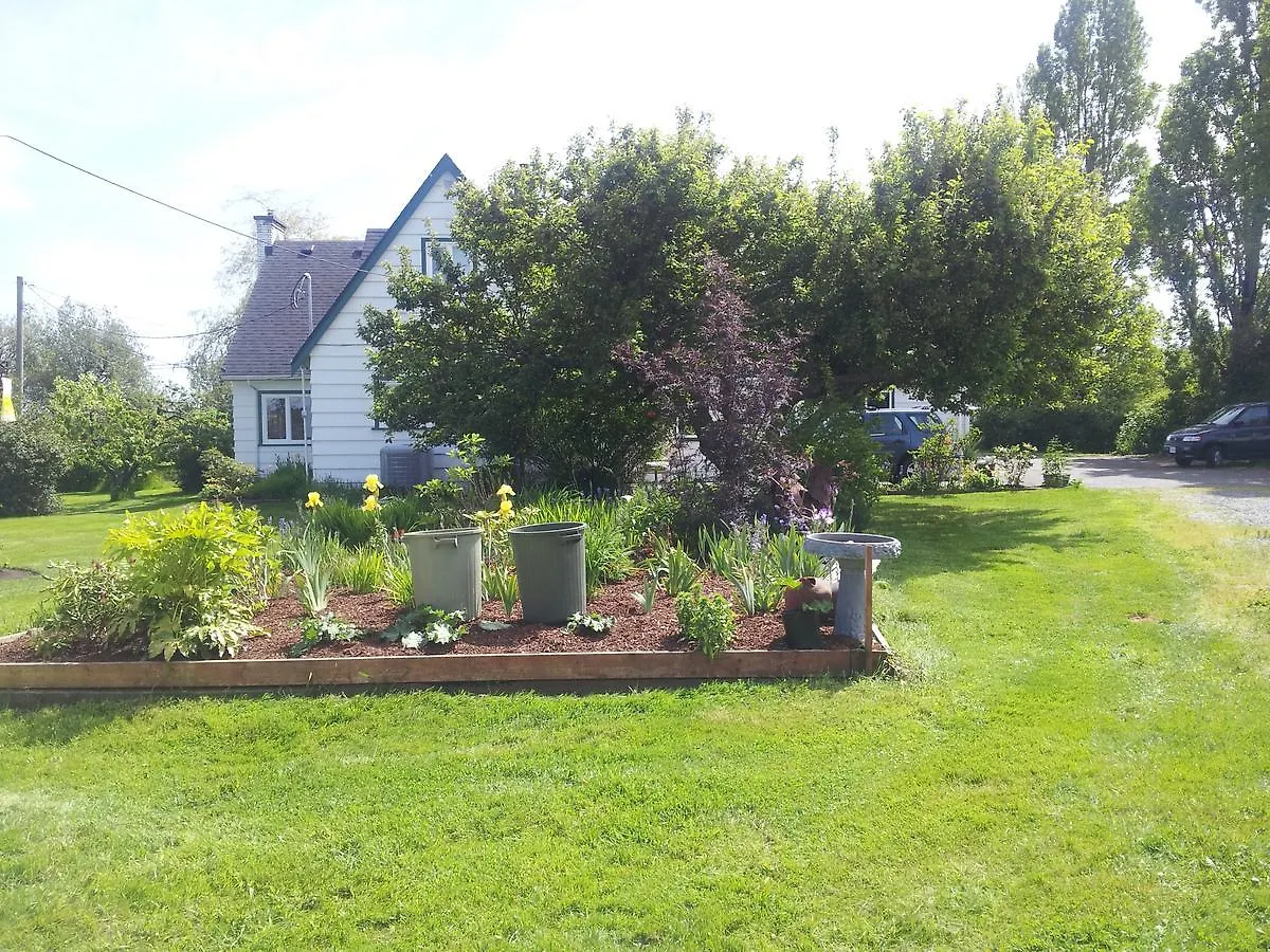 North Saanich Farm House B& B @ Snowdon House Bed & Breakfast